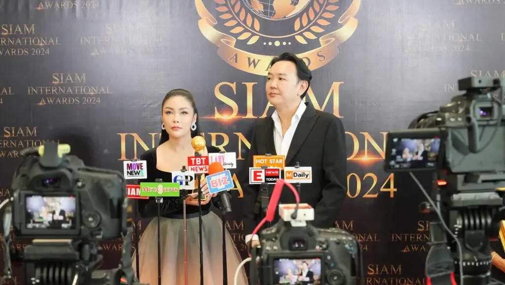 ผู้รับรางวัล Siam International Awards 2024 ให้สัมภาษณ์กับสื่อมวลชนบนเวทีงานประกาศรางวัล พร้อมถือถ้วยรางวัลทองคำ