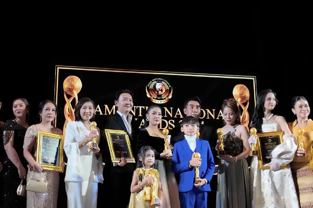 ผู้รับรางวัล Siam International Awards 2024 ถือถ้วยรางวัลและใบประกาศเกียรติคุณในงานมอบรางวัลระดับนานาชาติ